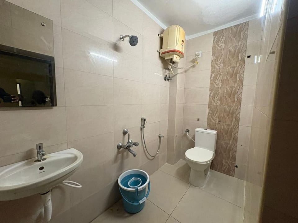 Deluxe Double Room | Bathroom | Shower, free toiletries, towels, soap