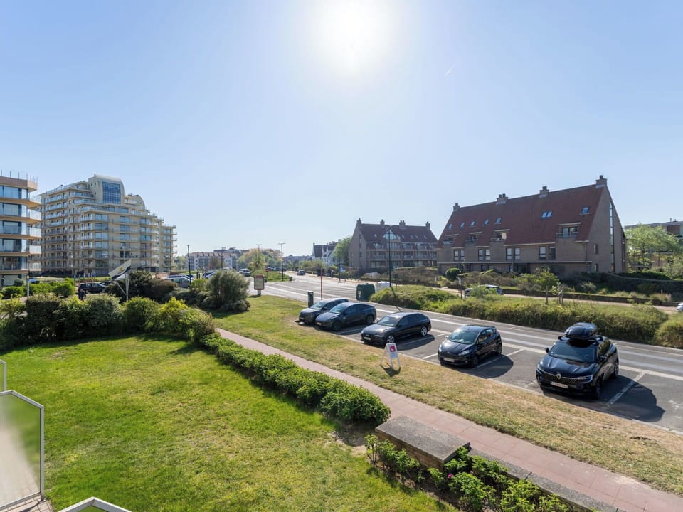 Building, Residential Area, Neighbourhood, Apartment, Urban Design, Suburb, Condominium, Family Car, Luxury Vehicle