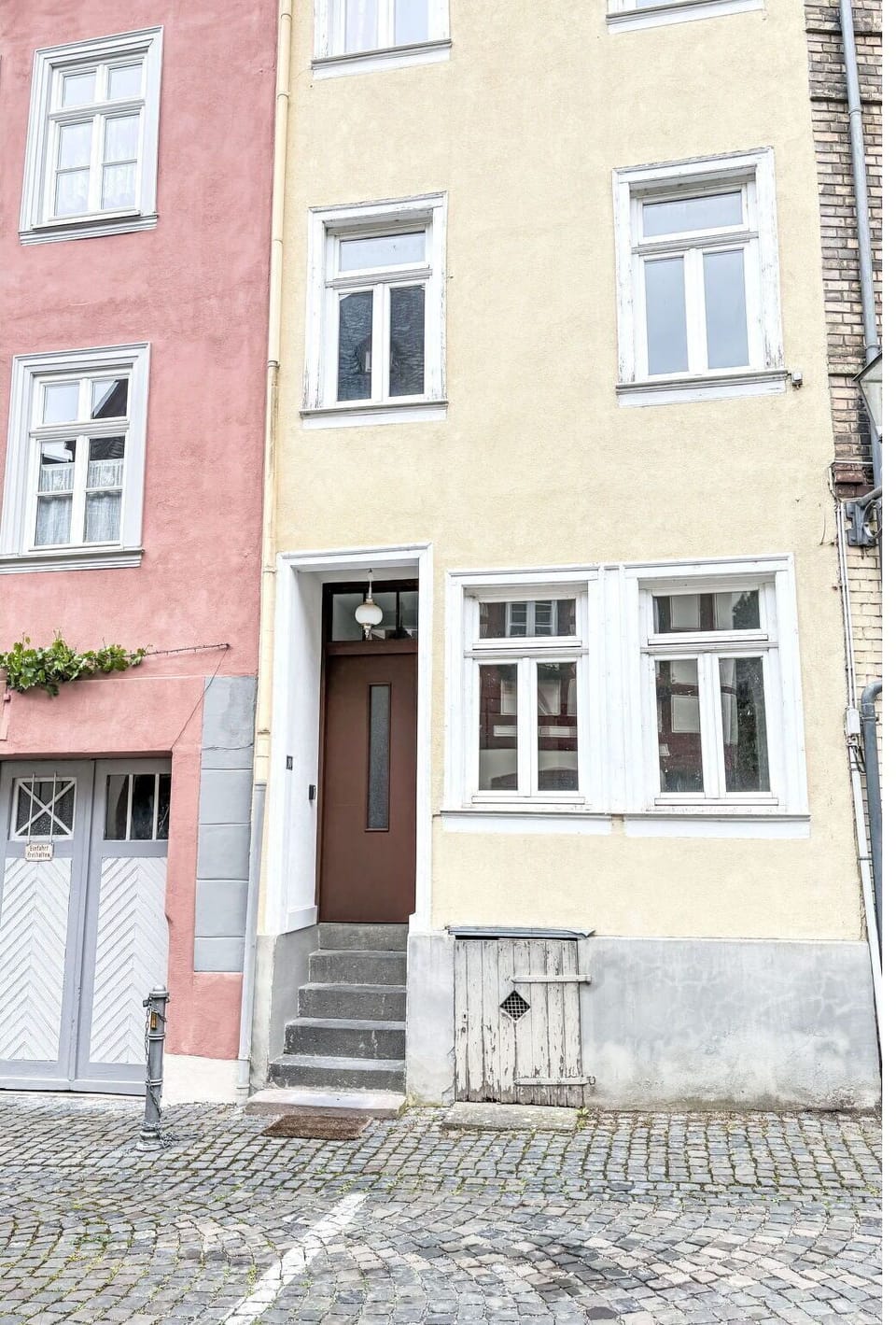 Wall, Door, Composite Material, Apartment, Concrete, Home Door, Paint, Daylighting, Plaster