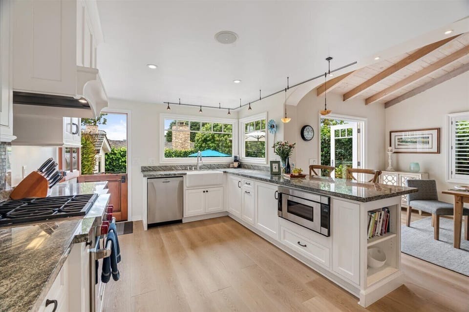 Fully Equipped Gourmet Kitchen