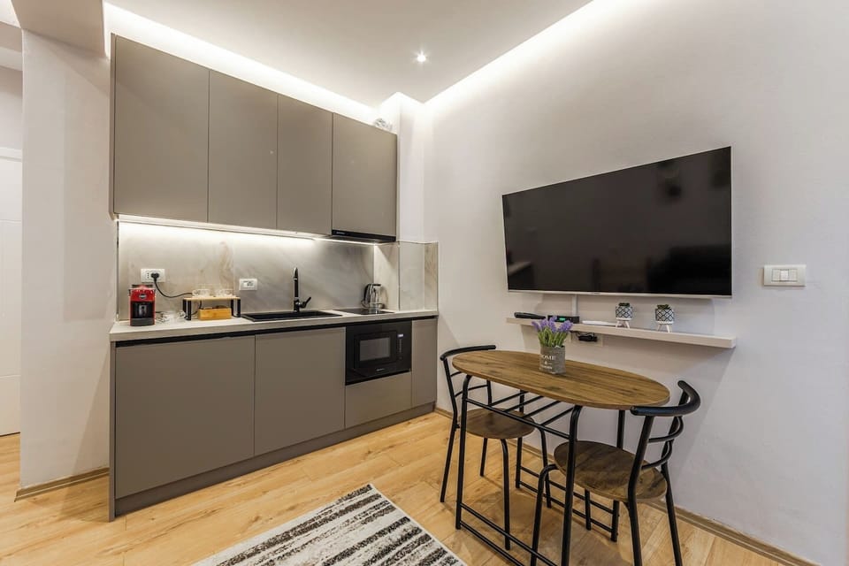 Fully-equipped kitchen and dining area