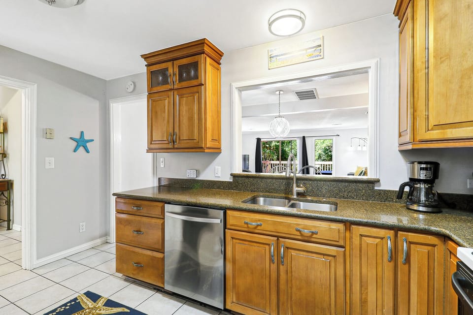 677 Queens Grant | Fully equipped kitchen & in-unit laundry - 677 Queens Grant | Fully equipped kitchen & in-unit laundry