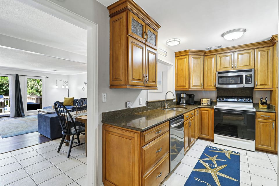 677 Queens Grant | Fully equipped kitchen & in-unit laundry - 677 Queens Grant | Fully equipped kitchen & in-unit laundry