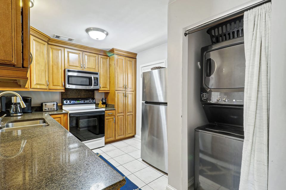 677 Queens Grant | Fully equipped kitchen & in-unit laundry - 677 Queens Grant | Fully equipped kitchen & in-unit laundry