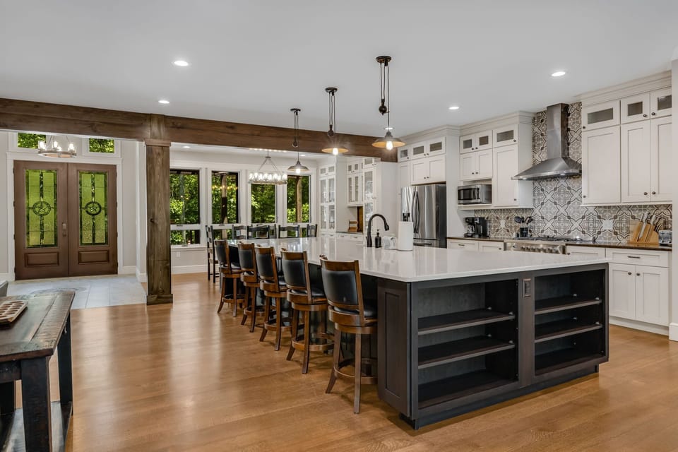 Chef's Kitchen w/ Breakfast Bar Seating