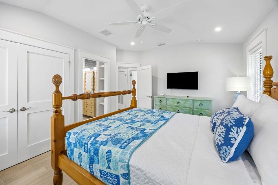 3rd Floor Queen bedroom