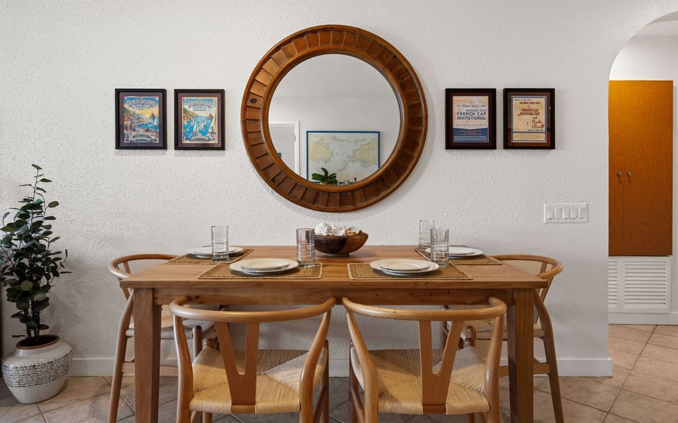 Dining table can be pulled out for seating for six