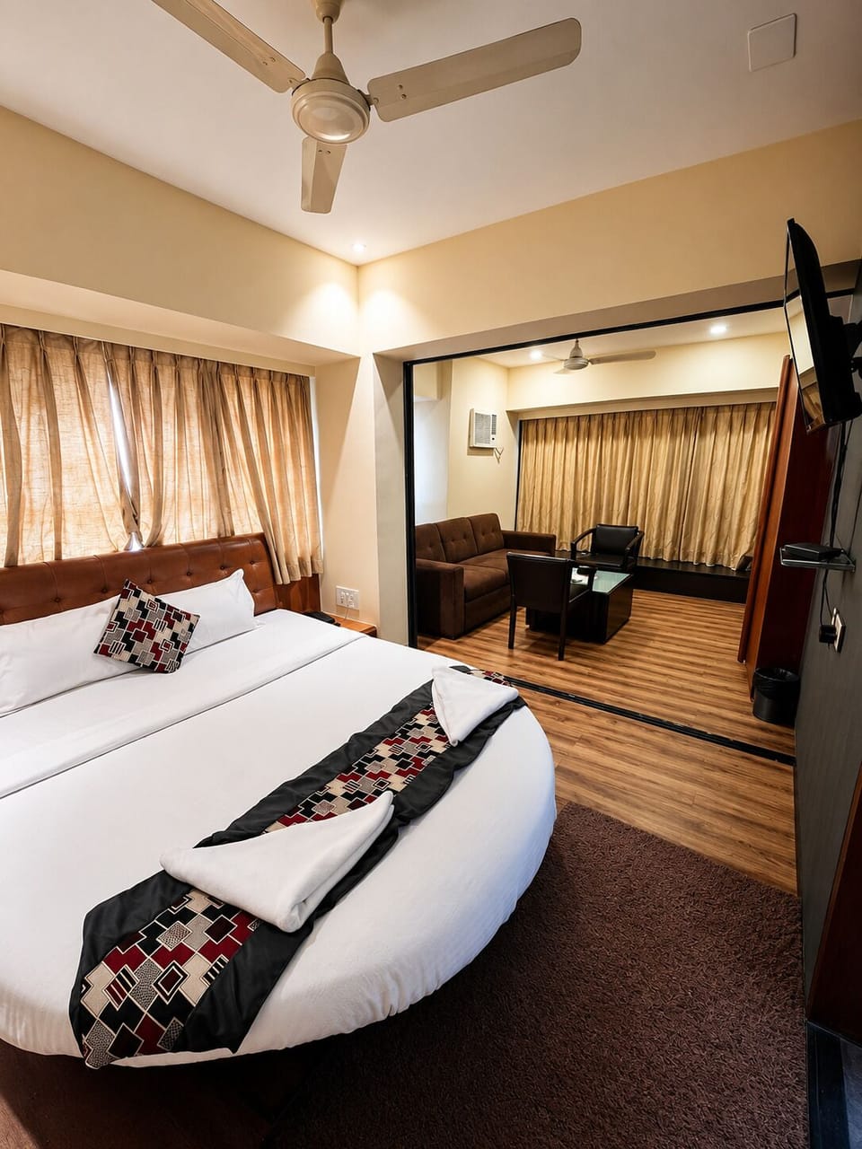 Family Suite | Desk, laptop workspace, iron/ironing board, WiFi (free)