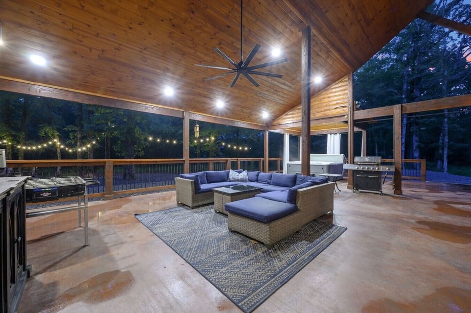 03_covered_deck_lounge_hot_tub