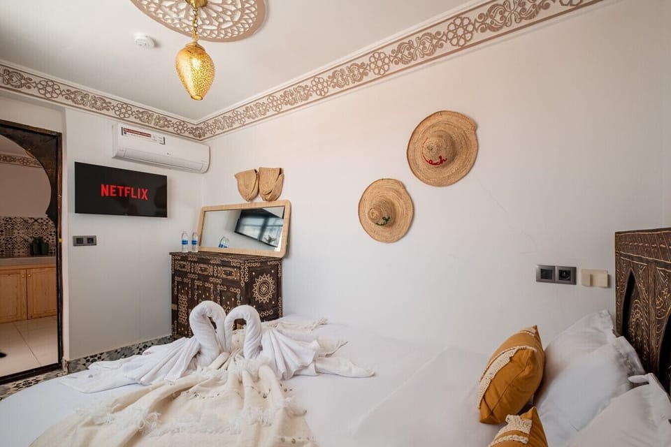 Chambre rénovées avec goût, alliant lignes modernes et touches marocaines traditionnelles.
