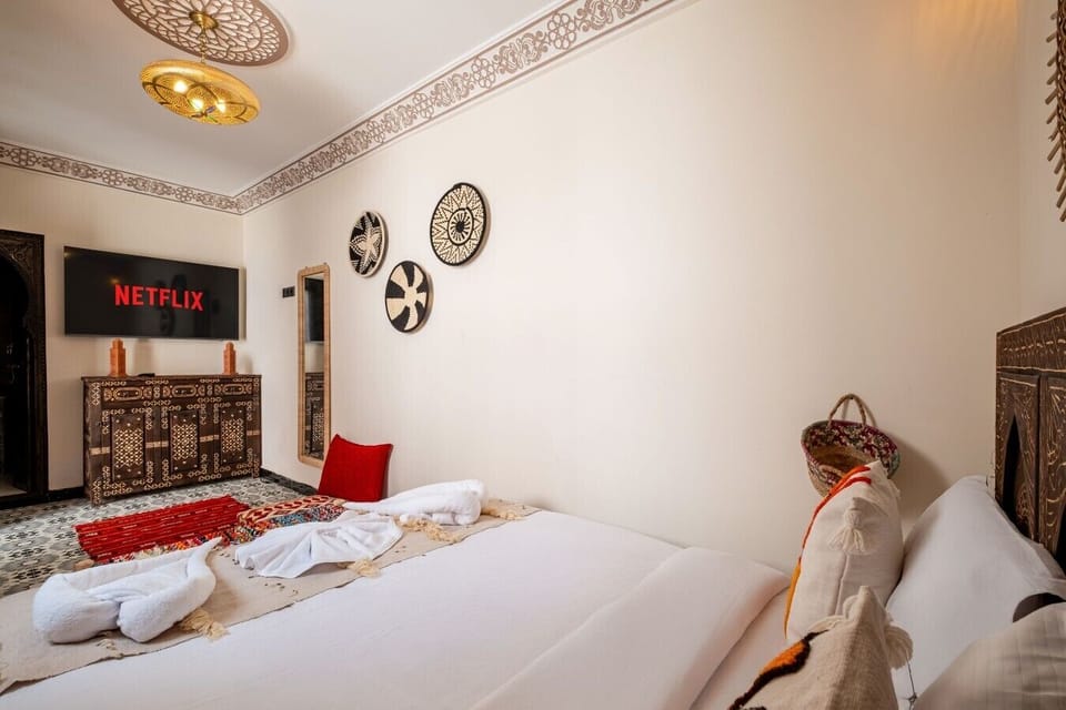 chambre offre confort, intimité et décoration soignée pour un séjour reposant.