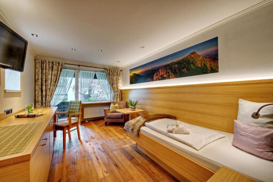 Single Room, Balcony, Garden View | In-room safe, blackout drapes, free WiFi