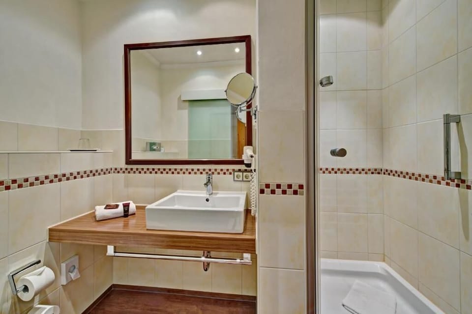 Single Room, Balcony, Garden View | Bathroom | Bathrobes, slippers