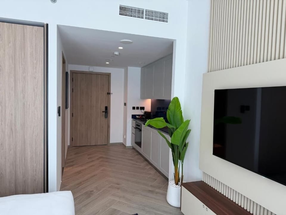 Studio, Balcony, City View | Interior