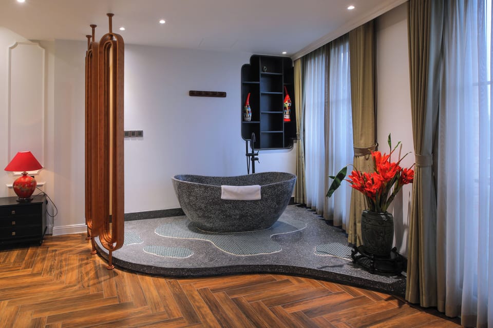 Deep soaking bathtub
