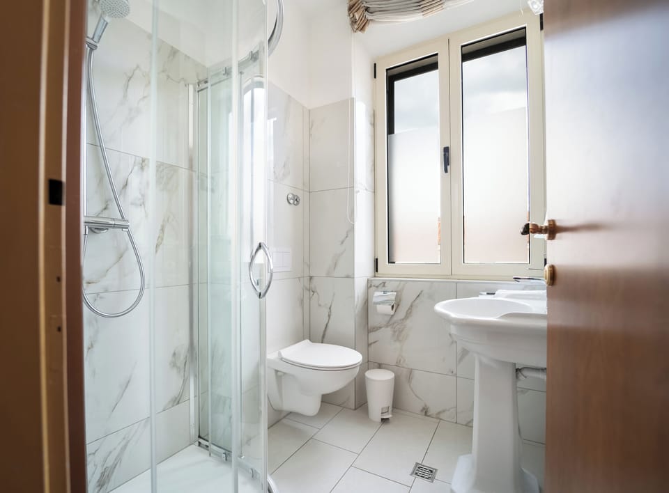 Superior Double Room | Bathroom | Shower, free toiletries, hair dryer, towels