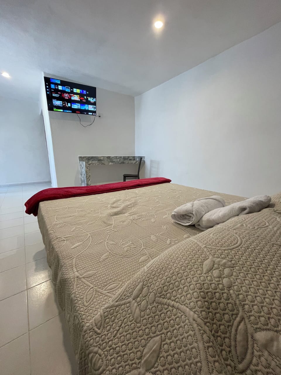 Comfort Room, 1 Queen Bed, Ensuite, Courtyard View | Desk, laptop workspace, WiFi (free), bed sheets