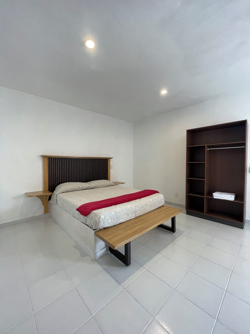 Comfort Room, 1 Queen Bed, Ensuite, Courtyard View | Desk, laptop workspace, WiFi (free), bed sheets