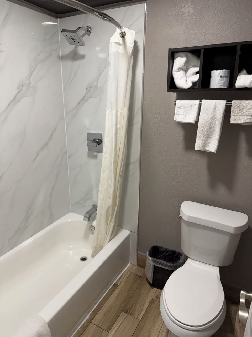 Classic Single Room | Bathroom | Bathtub, towels, soap, shampoo