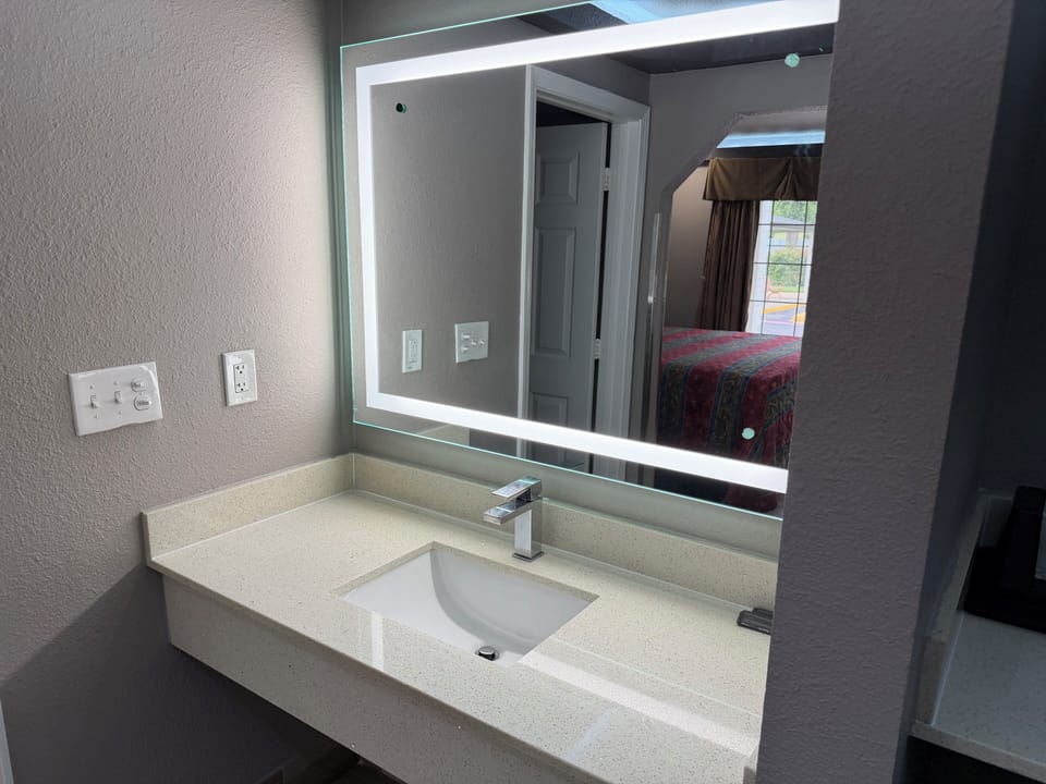 Classic Single Room | Bathroom | Bathtub, towels, soap, shampoo