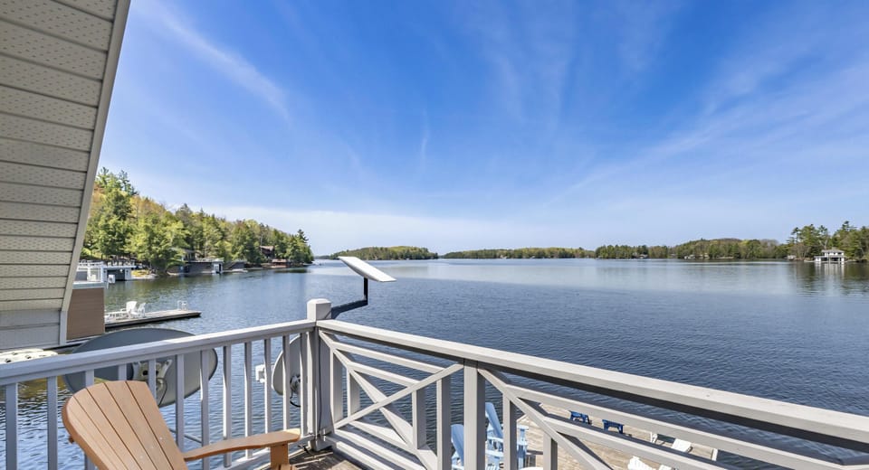 Boathouse Lake Front Deck &amp; Seating