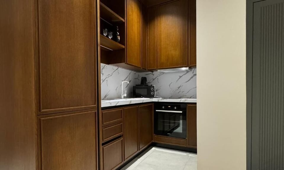 Deluxe Apartment, Patio, Courtyard View | Private kitchen | Full-size fridge, microwave, cookware/dishes/utensils