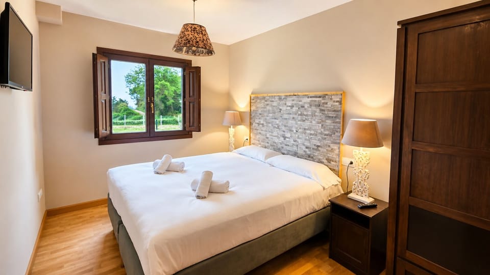 Bed,Bedroom,Garden view