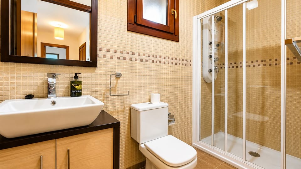 Shower,Toilet,Bathroom,Bath