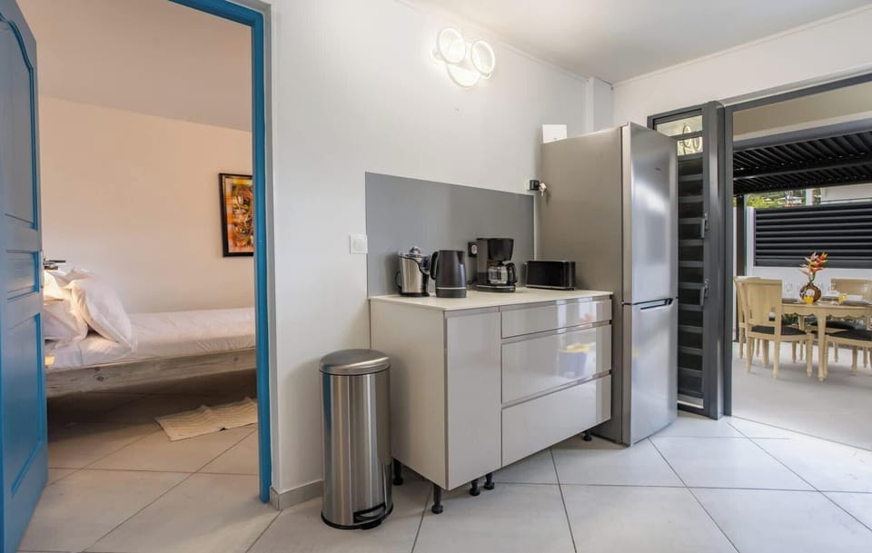 Point de vue cuisine, extérieur et entrée Suite 