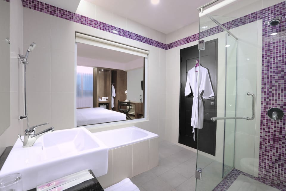 Executive Deluxe | Bathroom | Free toiletries, hair dryer (on request), bathrobes, slippers