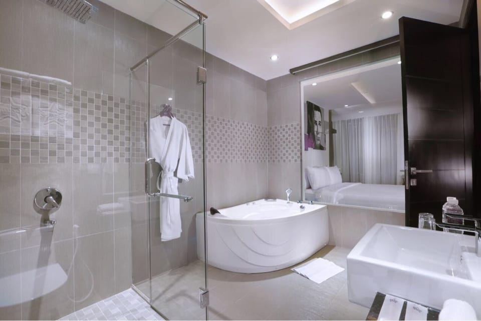 Junior Suite, 1 King Bed | Bathroom | Free toiletries, hair dryer (on request), bathrobes, slippers