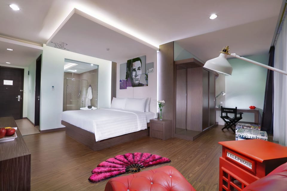 Junior Suite, 1 King Bed | Premium bedding, in-room safe, WiFi (free), bed sheets