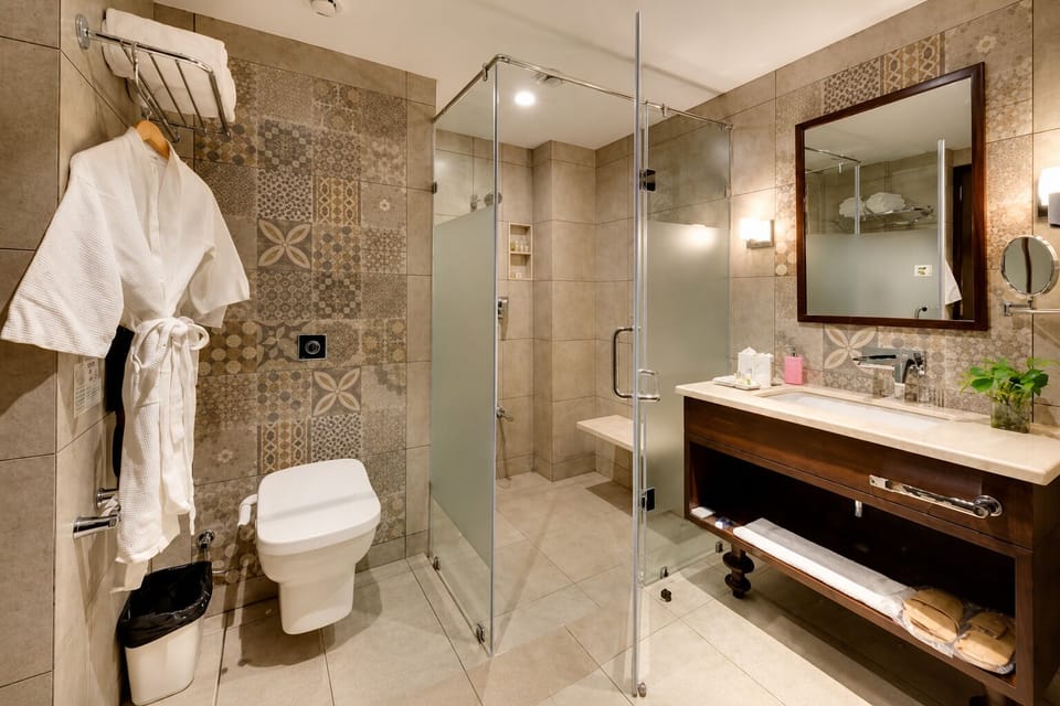 Luxury Studio, Balcony, Garden View | Bathroom