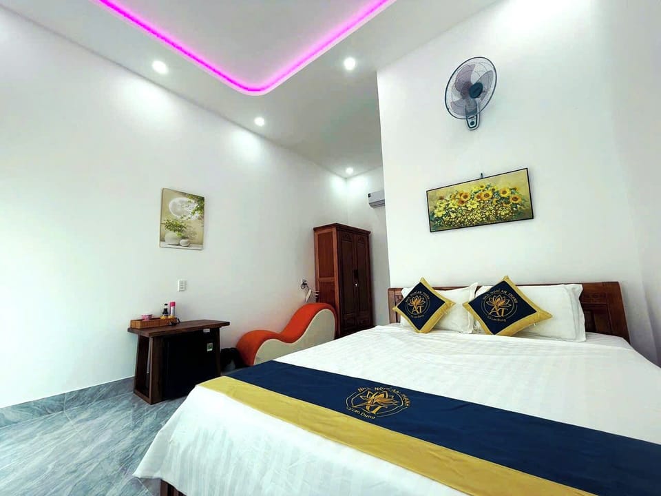 Premium bedding, minibar (some free items), in-room safe