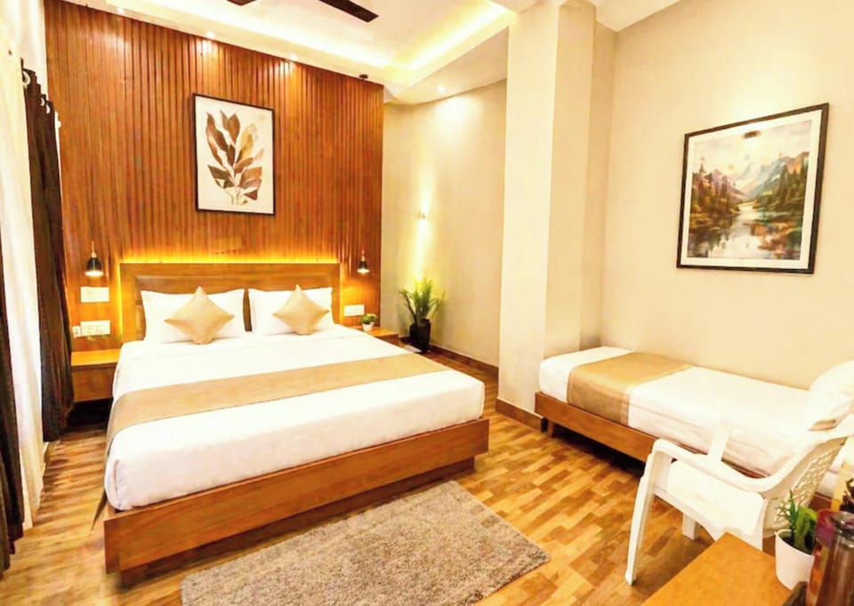 Deluxe Triple Room, Air conditioning | Hypo-allergenic bedding, desk, soundproofing, free WiFi