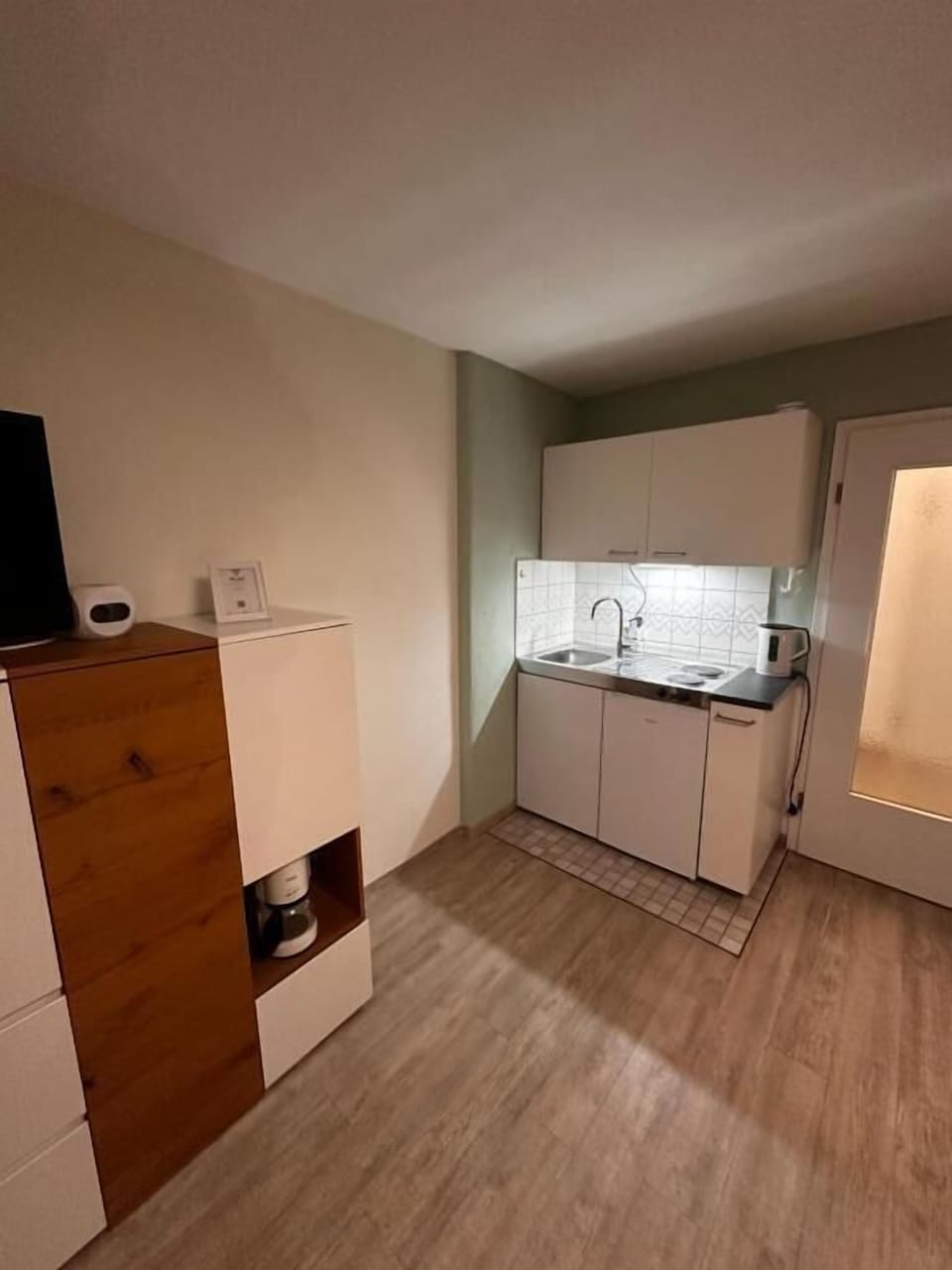 Apartment, Kitchenette, Courtyard View | Private kitchen | Stovetop, electric kettle, cookware/dishes/utensils