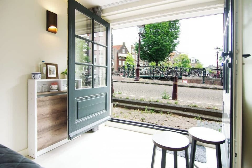 Step outside and enjoy canal views right from your doorstep in the heart of the Jordaan.