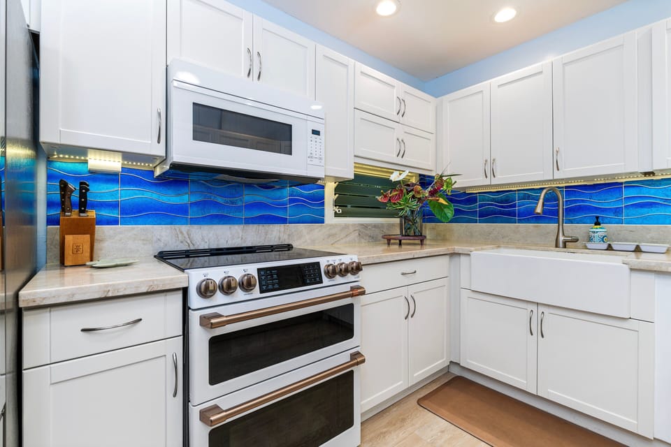 New clean looking kitchen. Has all the basic amenities.