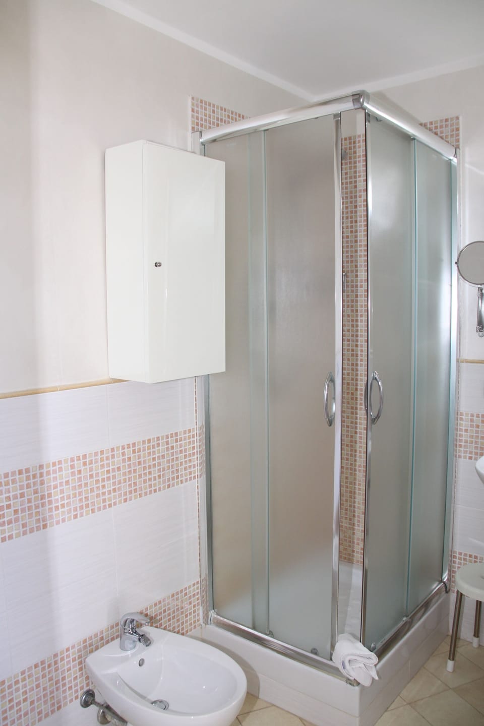 Deluxe Double Room | Bathroom | Shower, free toiletries, hair dryer, bidet
