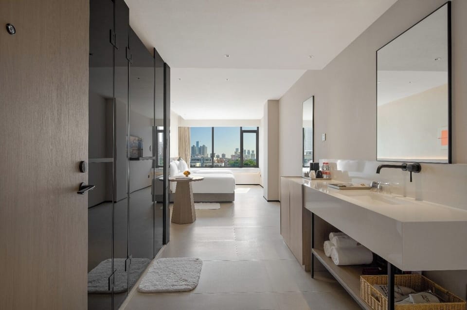 Luxury Twin Room, City View | Desk, laptop workspace, blackout drapes, soundproofing