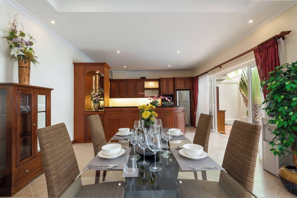 Villa, 2 Bedrooms, Private Pool, Pool View | Dining room