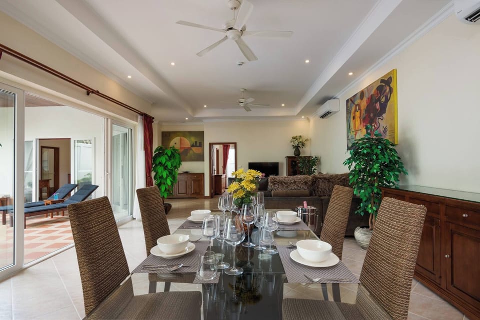 Villa, 2 Bedrooms, Private Pool, Pool View | Dining room