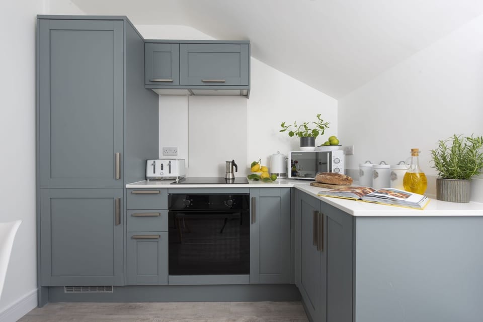 Kitchen with tea and coffee making, oven, mircrowave, fridge/freezer - 4 Tywarnhayle Square