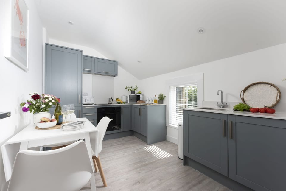 Fully equipped kitchen, dining area for three, oven, hob, fridge - 4 Tywarnhayle Square