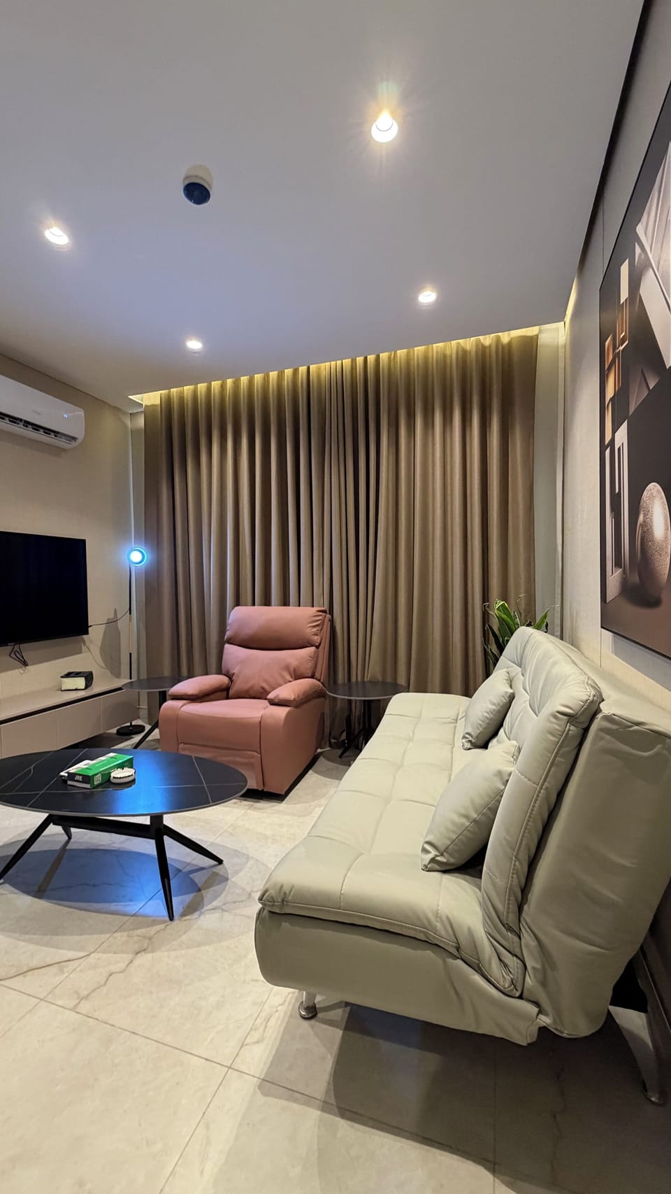 Apartment, 1 Bedroom, Accessible, Smoking | Living room