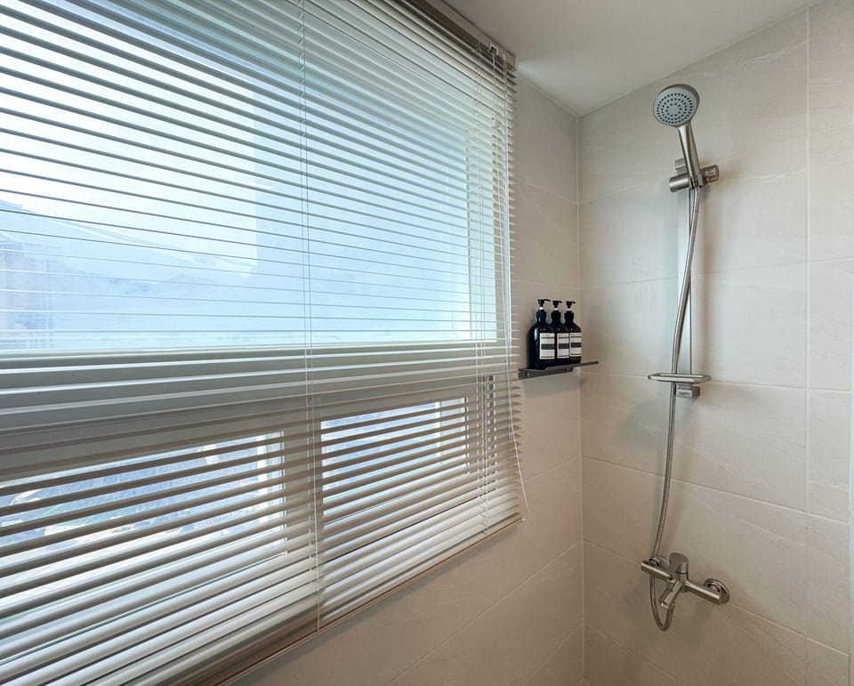 Comfort Double Room, City View | Bathroom | Shower, designer toiletries, hair dryer, towels