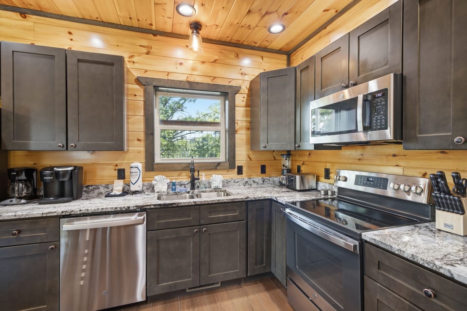 Cabin, 2 Bedrooms | Private kitchen | Coffee/tea maker, fridge, oven, toaster
