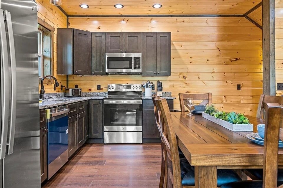 Cabin, 2 Bedrooms | Private kitchen | Coffee/tea maker, fridge, oven, stovetop