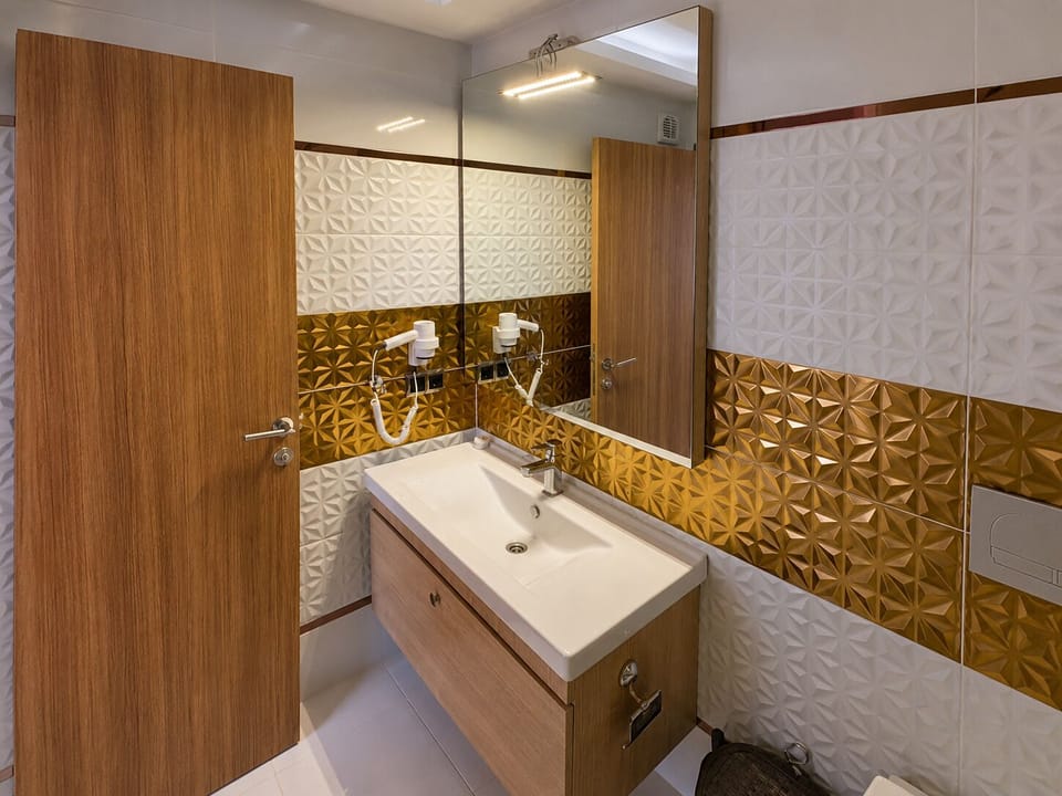 Luxury Suite, Ground Floor | Bathroom | Shower, free toiletries, hair dryer, towels