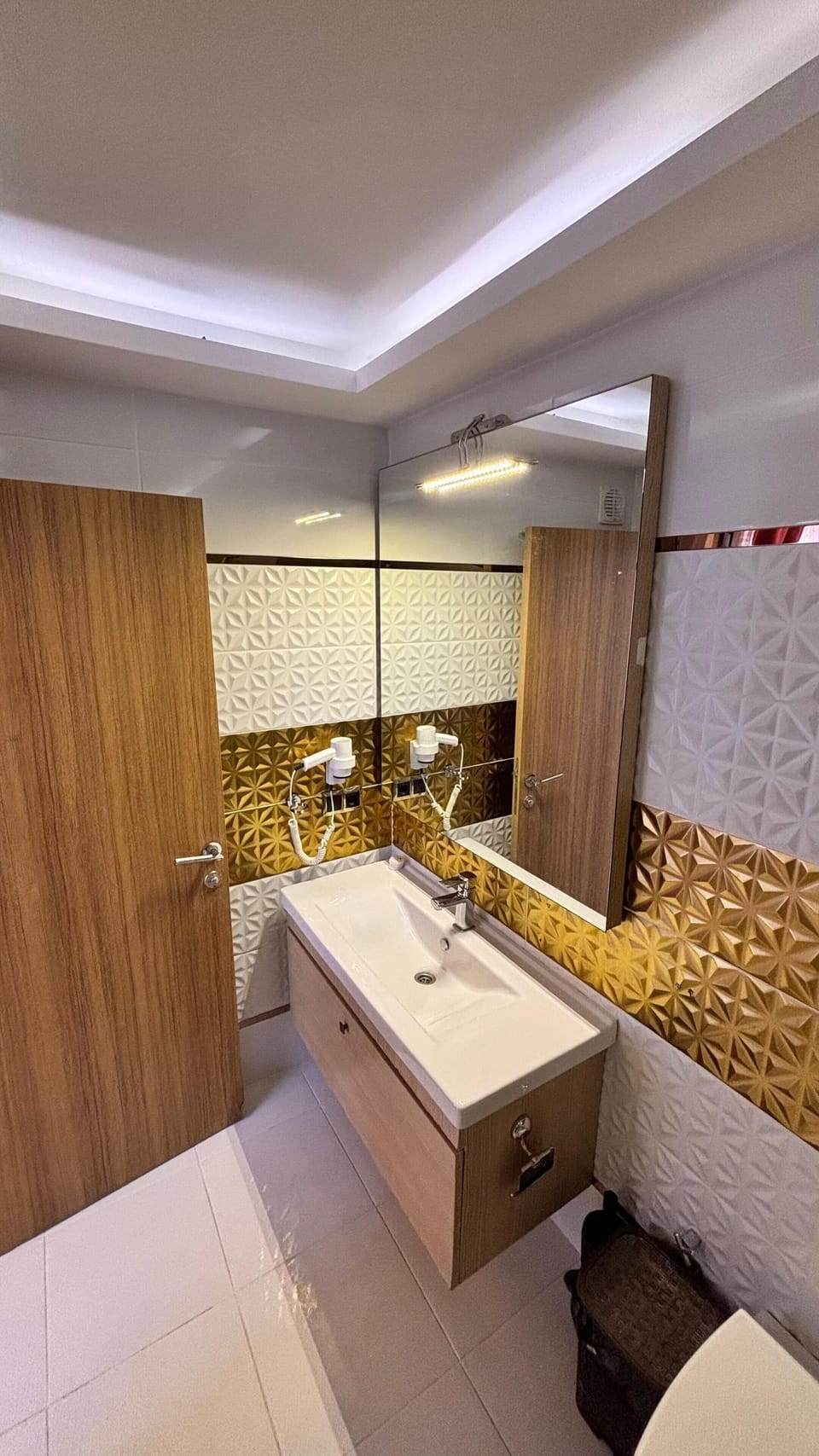 Luxury Suite, Ground Floor | Bathroom | Shower, free toiletries, hair dryer, towels